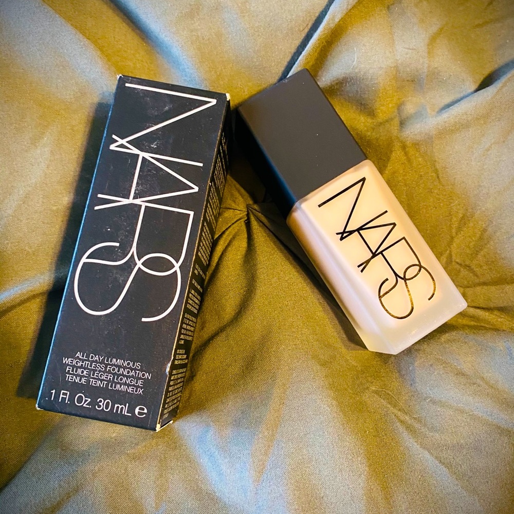 *SOLD*NARS ALL DAY LUMINOUS WEIGHTLESS FOUNDATION